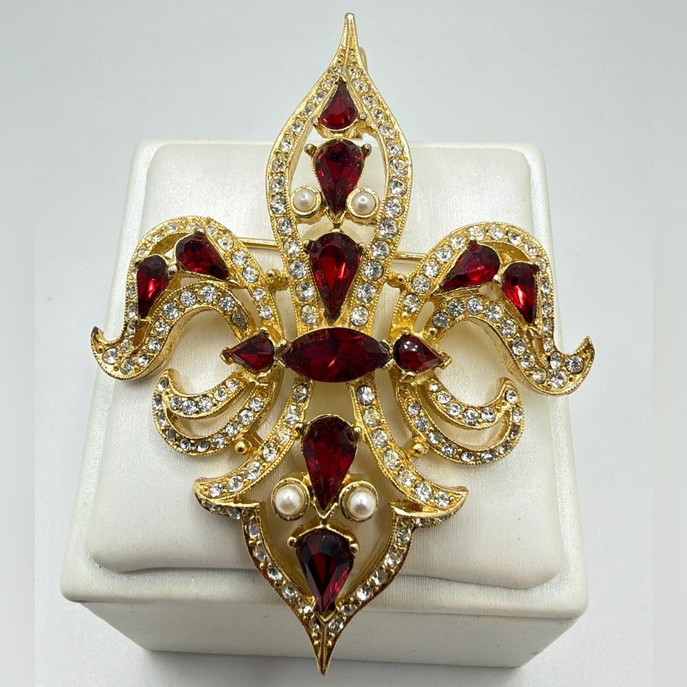 Vintage DeNicola Stamped Gold tone metal and Rhinestone brooch/pin!